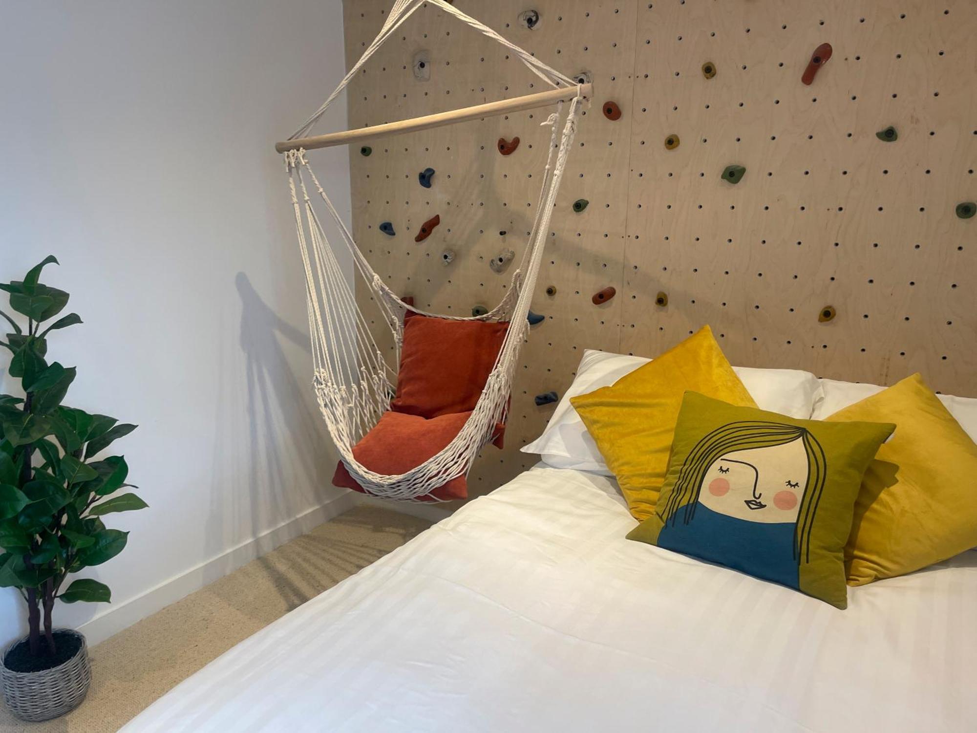 Spacious 2 Bed Near River & Station - Homehost