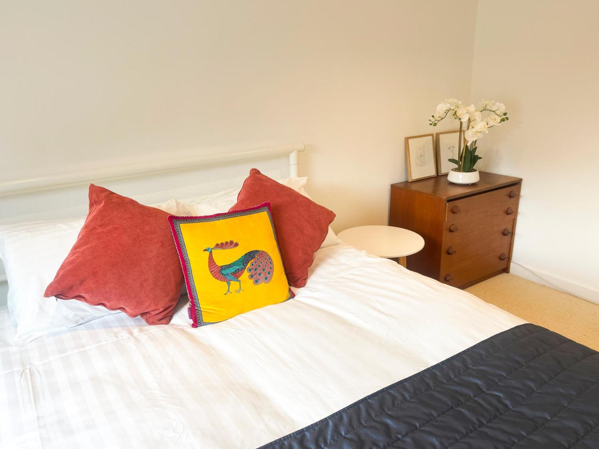 Spacious 2 Bed Near River & Station - Homehost