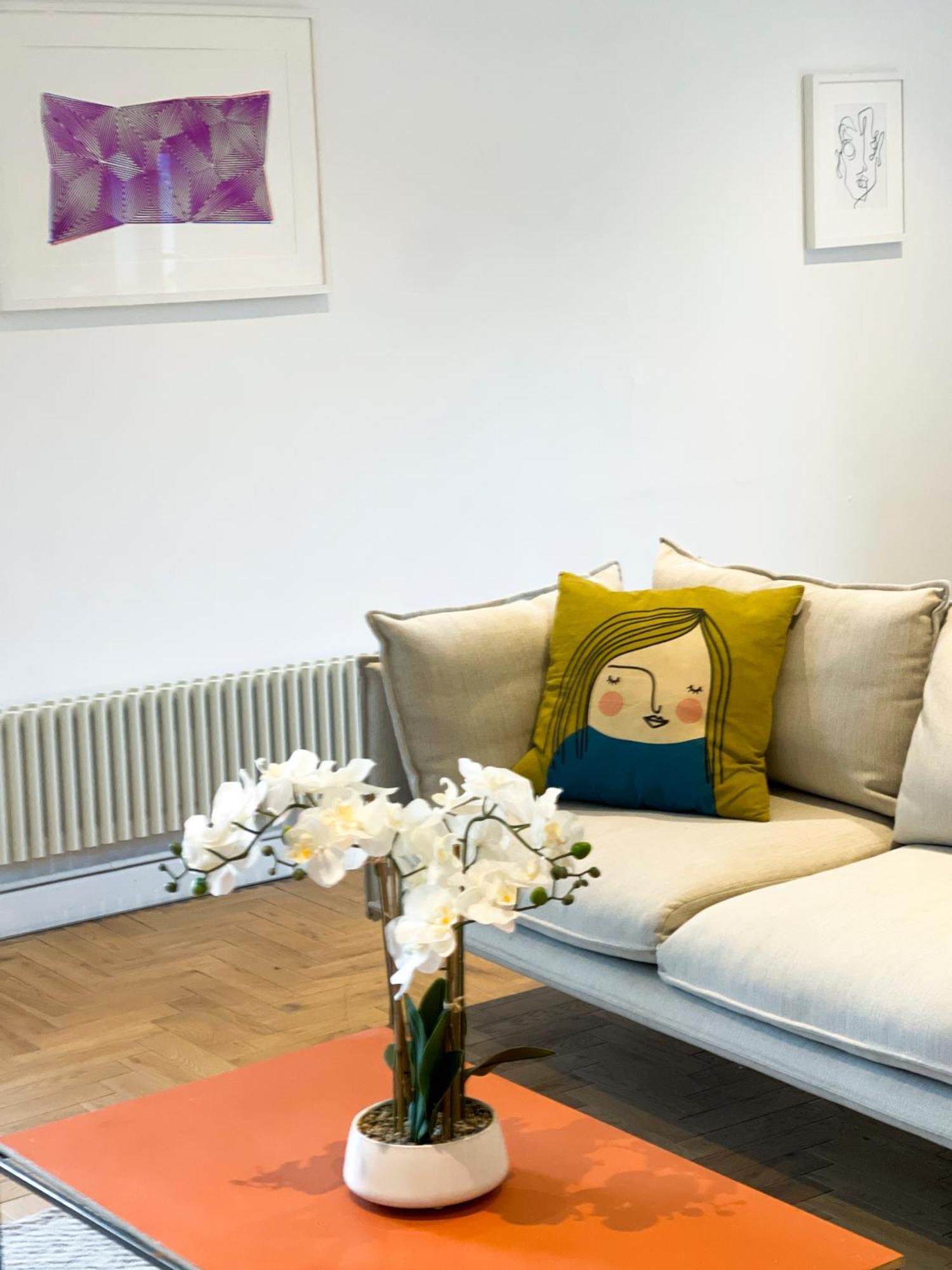 Spacious 2 Bed Near River & Station - Homehost Apartment