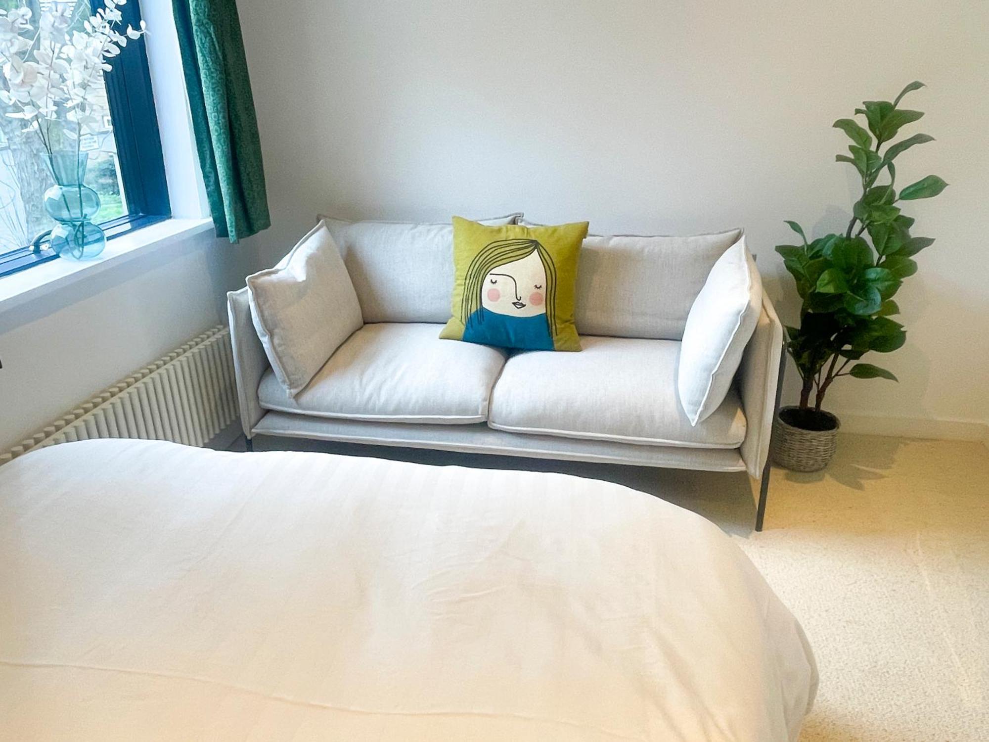 Spacious 2 Bed Near River & Station - Homehost *