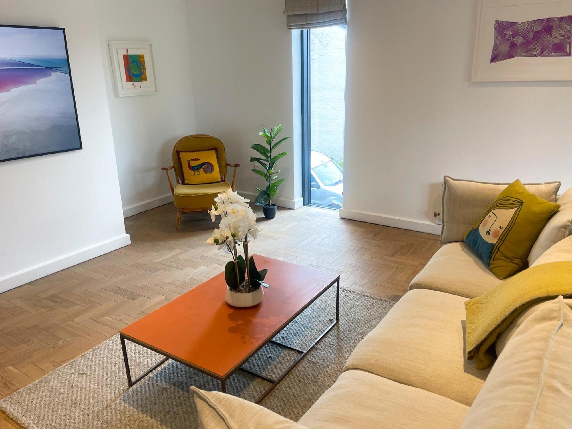 Spacious 2 Bed Near River & Station - Homehost