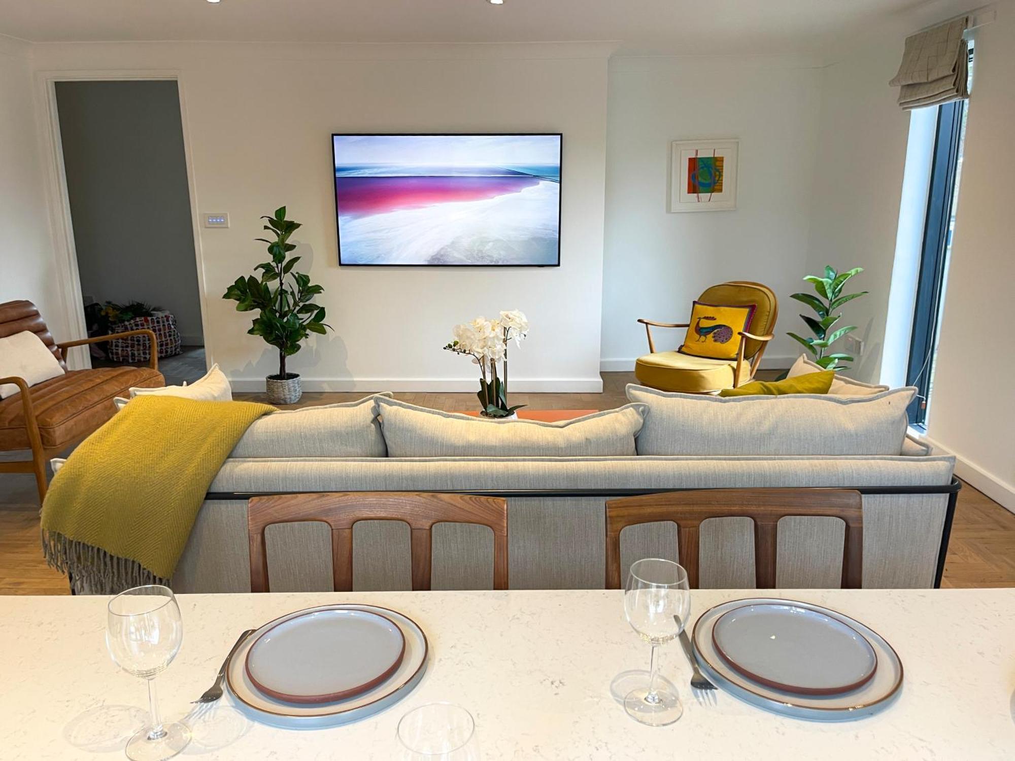 Spacious 2 Bed Near River & Station - Homehost Apartment