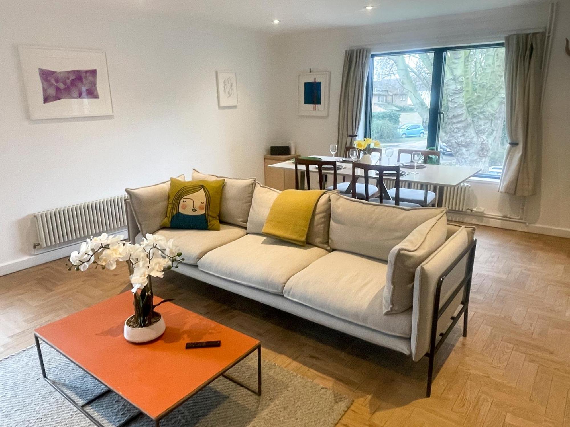 Spacious 2 Bed Near River & Station - Homehost Apartment