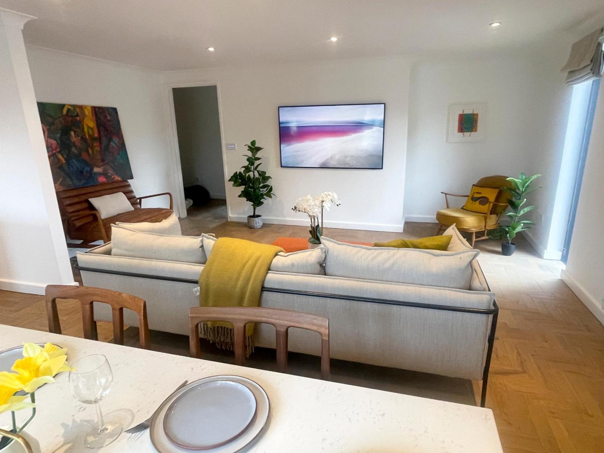 Spacious 2 Bed Near River & Station - Homehost *