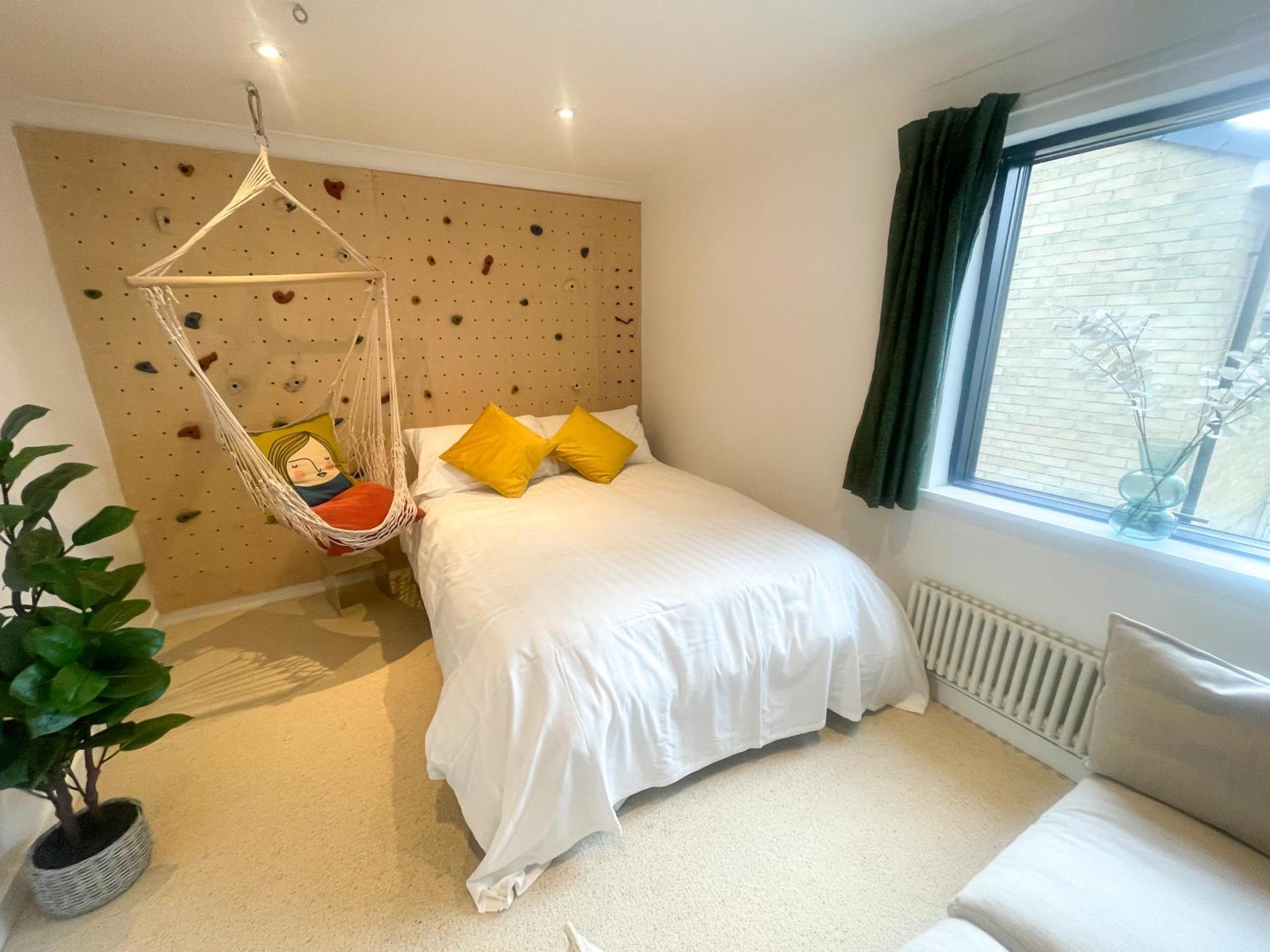 Spacious 2 Bed Near River & Station - Homehost Apartment