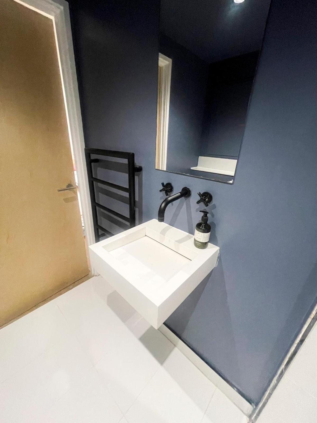 Spacious 2 Bed Near River & Station - Homehost